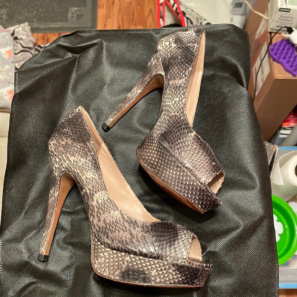 Pour La Victoire Angelie pewter snake peep toe platform pumps 6.5